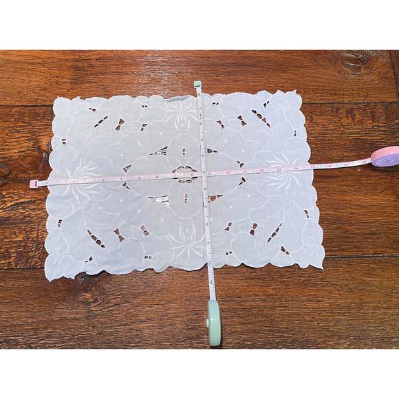 VTG Cotton White Embroidered Floral Eyelet Placemats, Scalloped Edge, Set of 4 - Picture 5 of 8